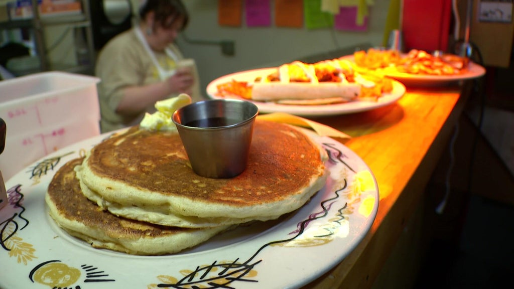 Modern Times Cafe closing at end of year after providing 30,000 free meals in wake of ICE surge — WCCO / CBS Minnesota, Farmington Dining news