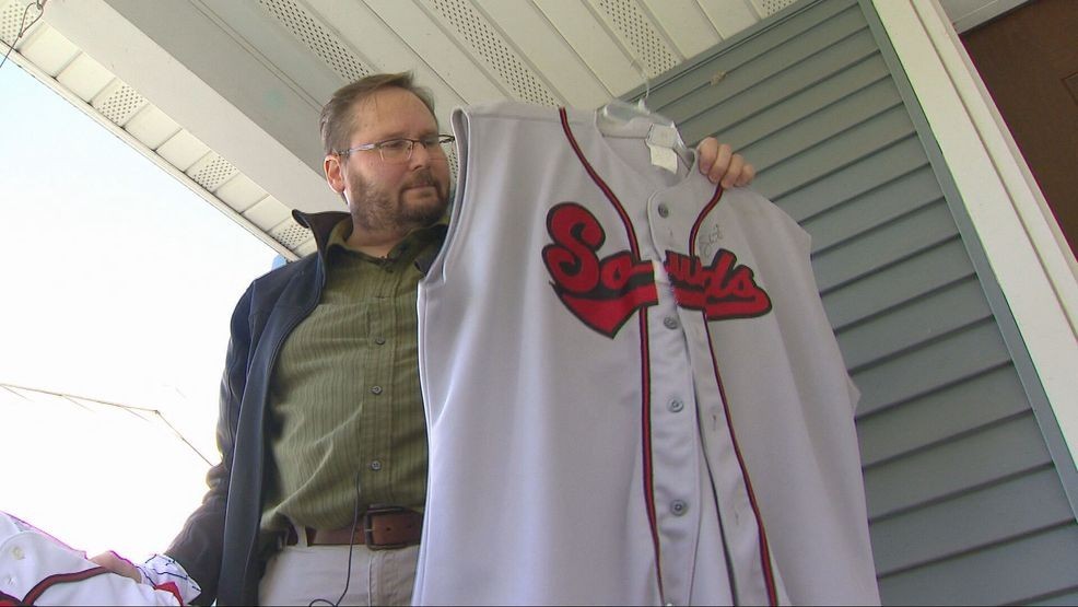 Brewers fan makes long drive from Wisconsin to Tampa Bay for Game 3 — Fox 11 Green Bay Local, Farmington Sports news
