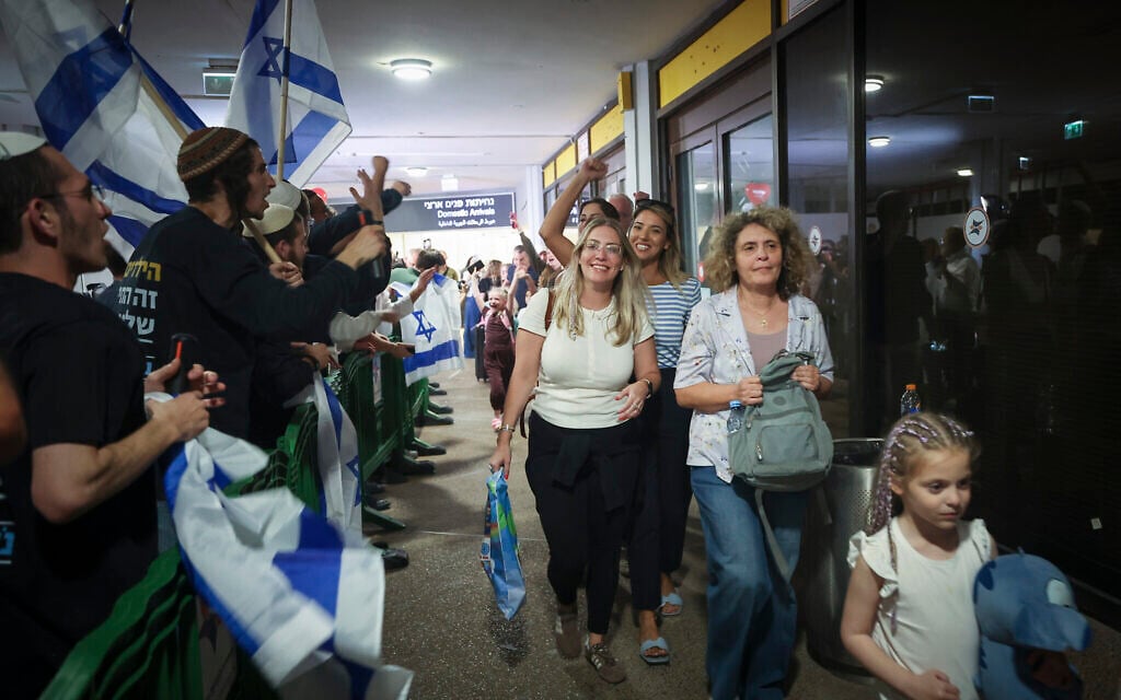 Flydubai passengers said preparing huge class-action suit against airline, governments — Times of Israel