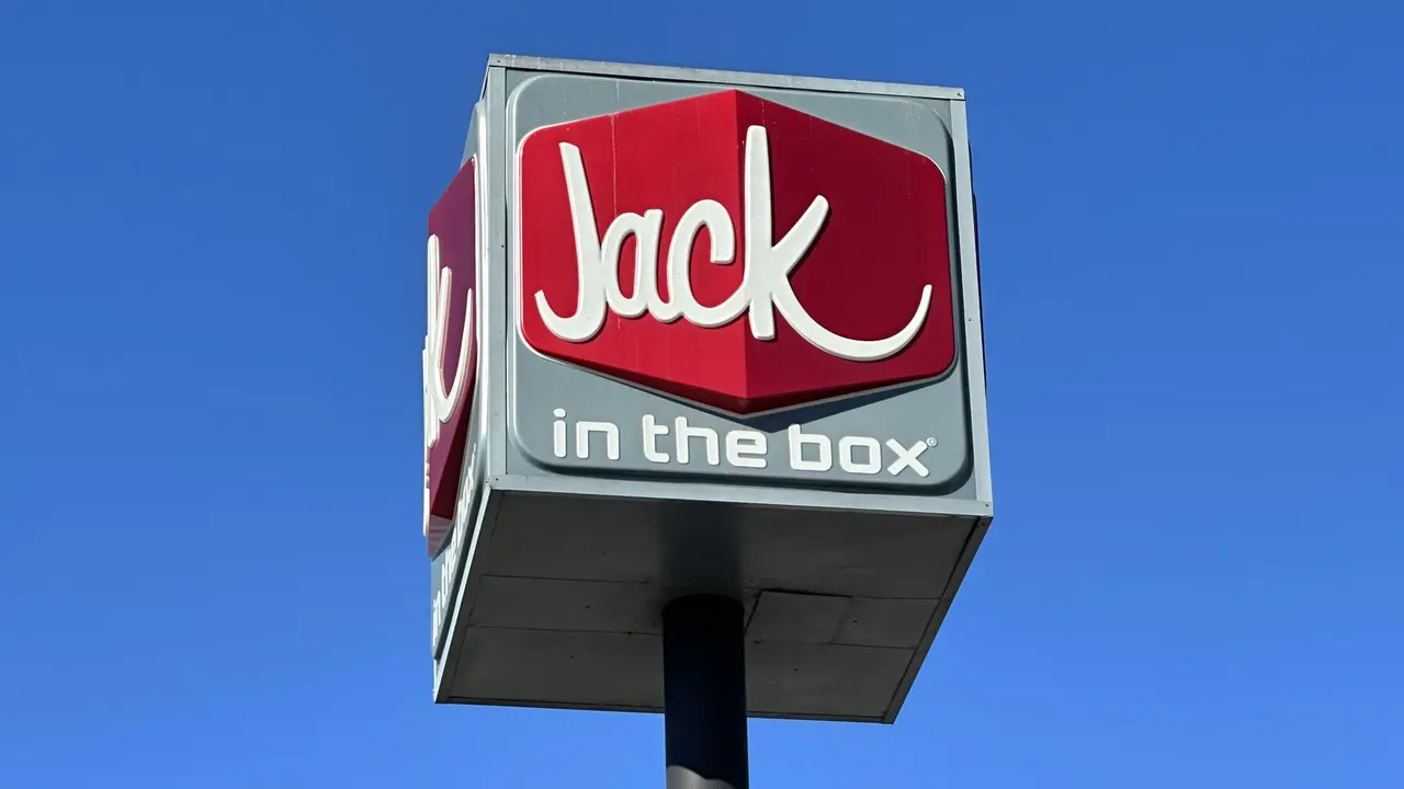 Scalding hot coffee thrown into fast-food manager’s face by angry customer, DA says — Farmington Dining news